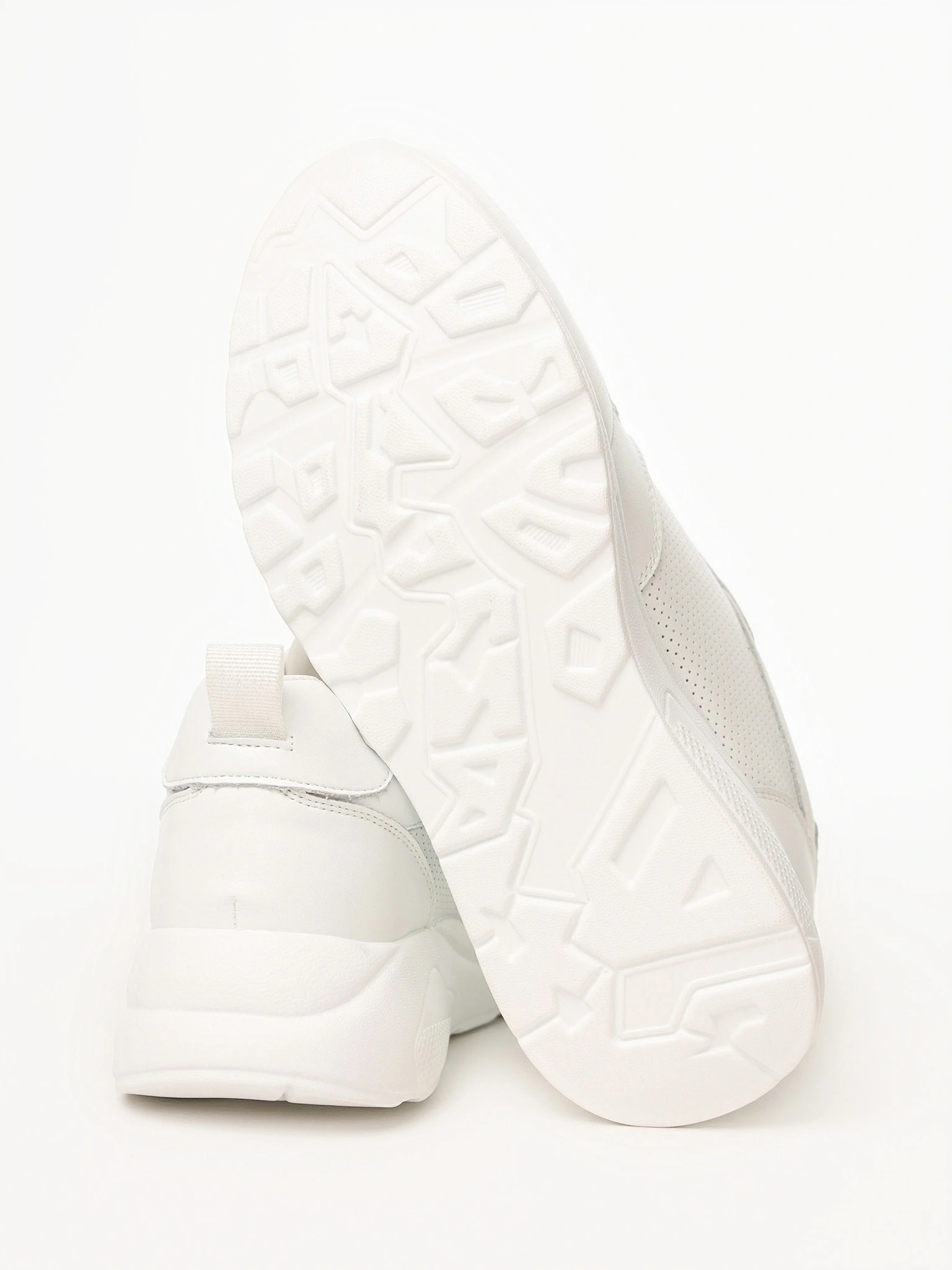 Кроссовки белого цвета на средней платформе